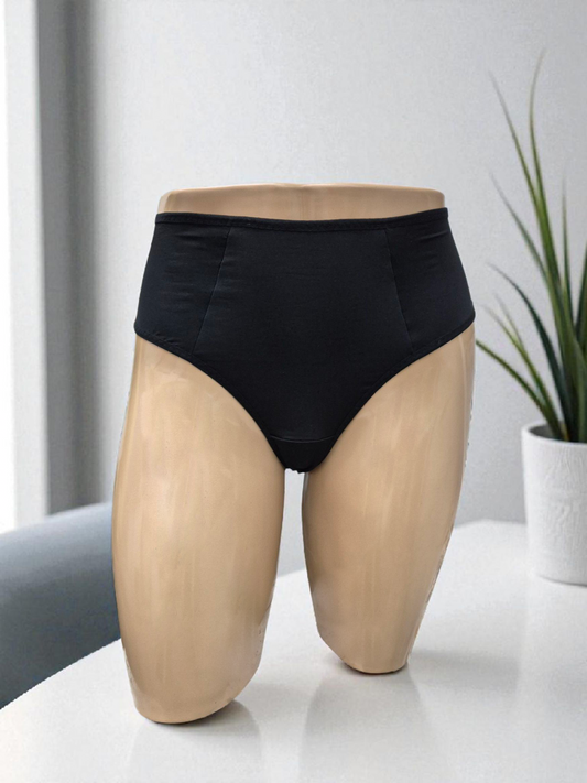 Calcinha Lady preta com cintura alta, frente dupla e fio duplo, conforto e segurança no dia a dia. Plaquinha naughty personalizada na cor dourada, peça artesanal.