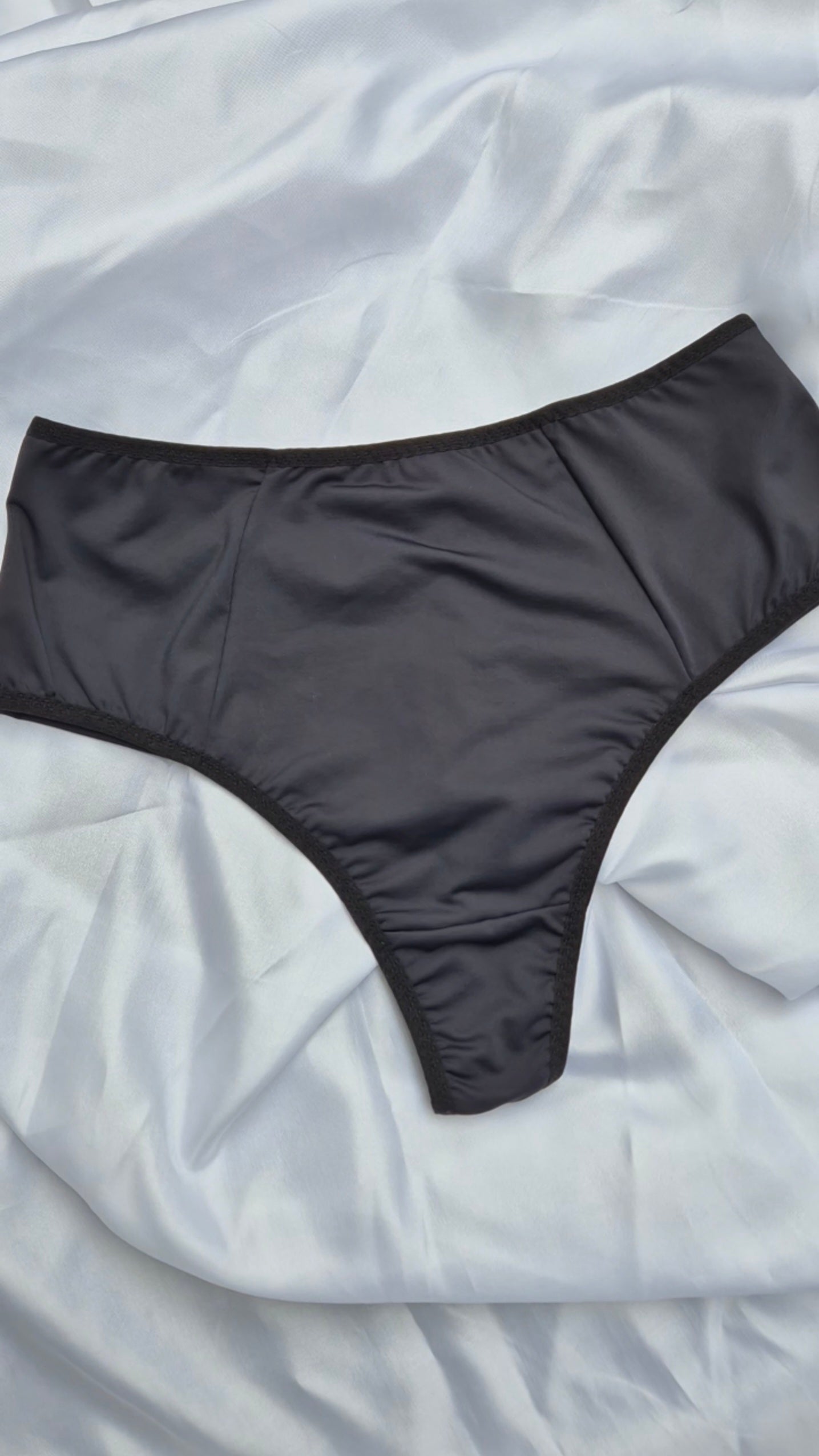 Calcinha Lady preta com cintura alta, frente dupla e fio duplo, conforto e segurança no dia a dia. Plaquinha naughty personalizada na cor dourada, peça artesanal.