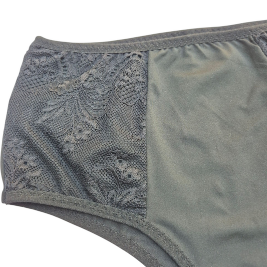 Calcinha Muse preta de cintura alta com laterais em renda, acabamento artesanal e modelagem elegante. Plaquinha personalizada na cor dourada.