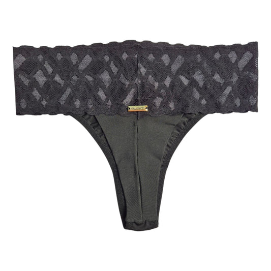 Calcinha Sweet preta de cintura alta com cós em renda, fio duplo e conforto absoluto. Plaquinha personalizada na cor dourada, peça artesanal.
