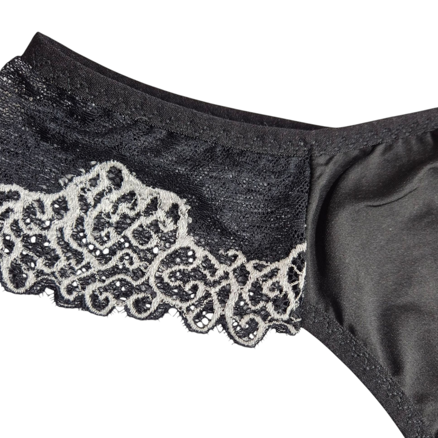 Calcinha Luxe preta e branca com laterais em renda, cintura média e fio duplo em microfibra macia. Plaquinha personalizada naughty prata, cintura media.