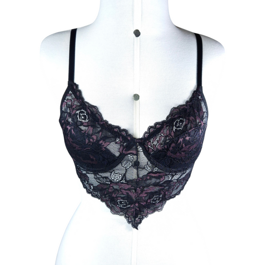 Sutiã Seduce preto com detalhes bordô em renda, com aro, sem bojo e estrutura reforçada. Forrado na parte do busto e plaquinha personalizada naughty na cor prata.