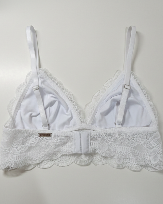 O Brlette Shine une conforto, elegância e um toque artesanal em cada detalhe. Uma peça que veste com suavidade e valoriza a beleza de quem busca se sentir bem por dentro e por fora.
Diferenciais da peça:
• Renda branca delicada: flor discreta e sofisticada
• Forro interno em microfibra macia: toque suave
• Fecho reforçado: mais segurança no uso
• Modelagem confortável: se ajusta bem ao corpo, sem apertar
• Plaquinha personalizada em prata: acabamento excl