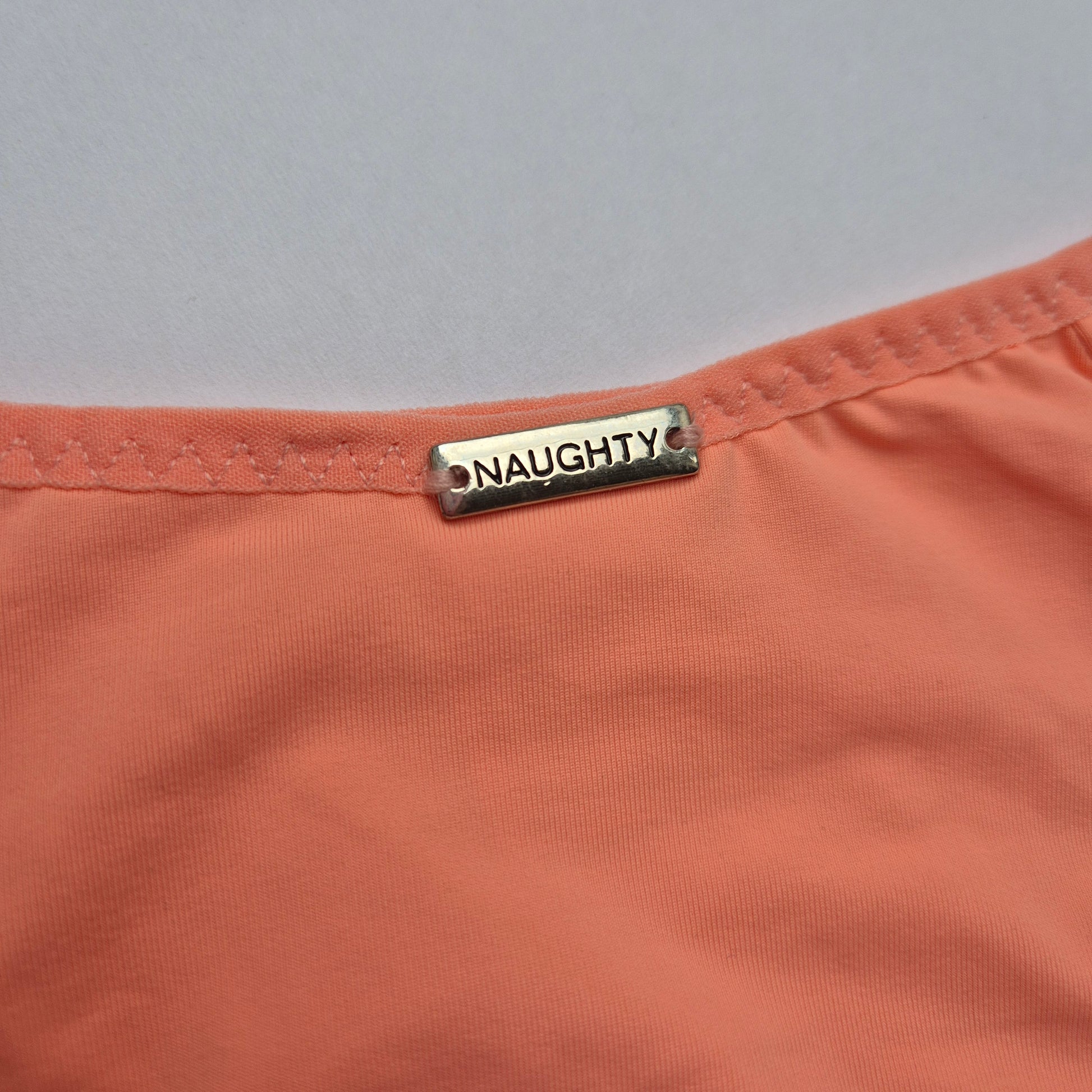 Kit de calcinhas básicas nas cores preta, branca e coral, modelagem confortável e toque suave. Calcinha toda em microfibra e forro 100 algodão. Plaquinha personalizada naughty na cor prata. 