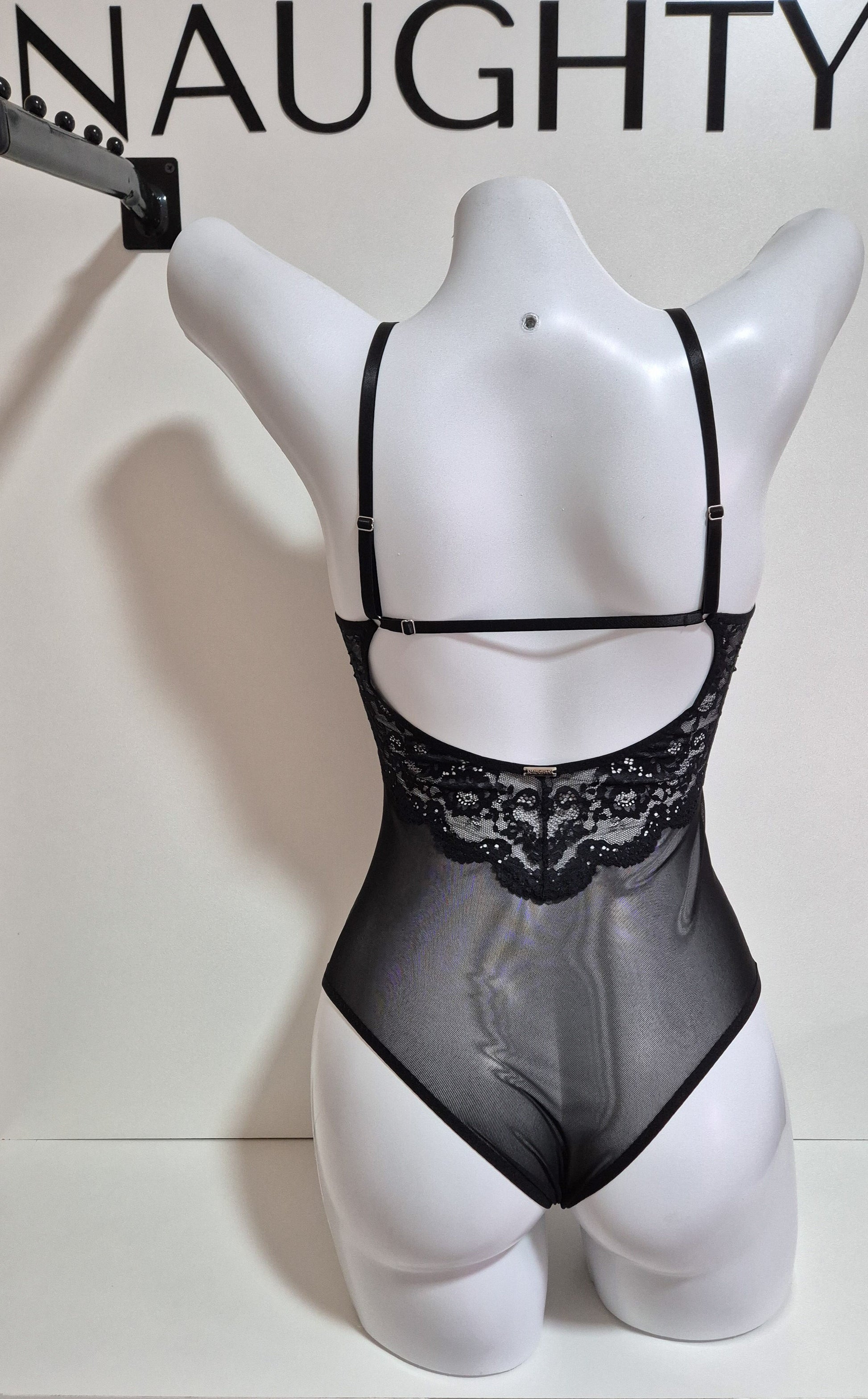 Body Luna preto no manequim em renda delicada com decote em V profundo, acabamento artesanal e femininos. Costas com renda e ajustável. Plaquinha em prata com a logo da marca.