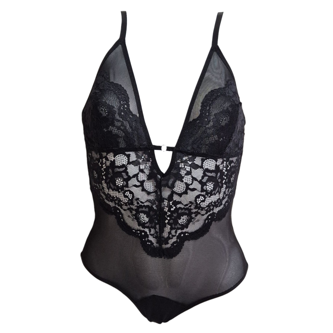 Body Luna preto em renda delicada com decote em V profundo, acabamento artesanal e detalhes femininos.