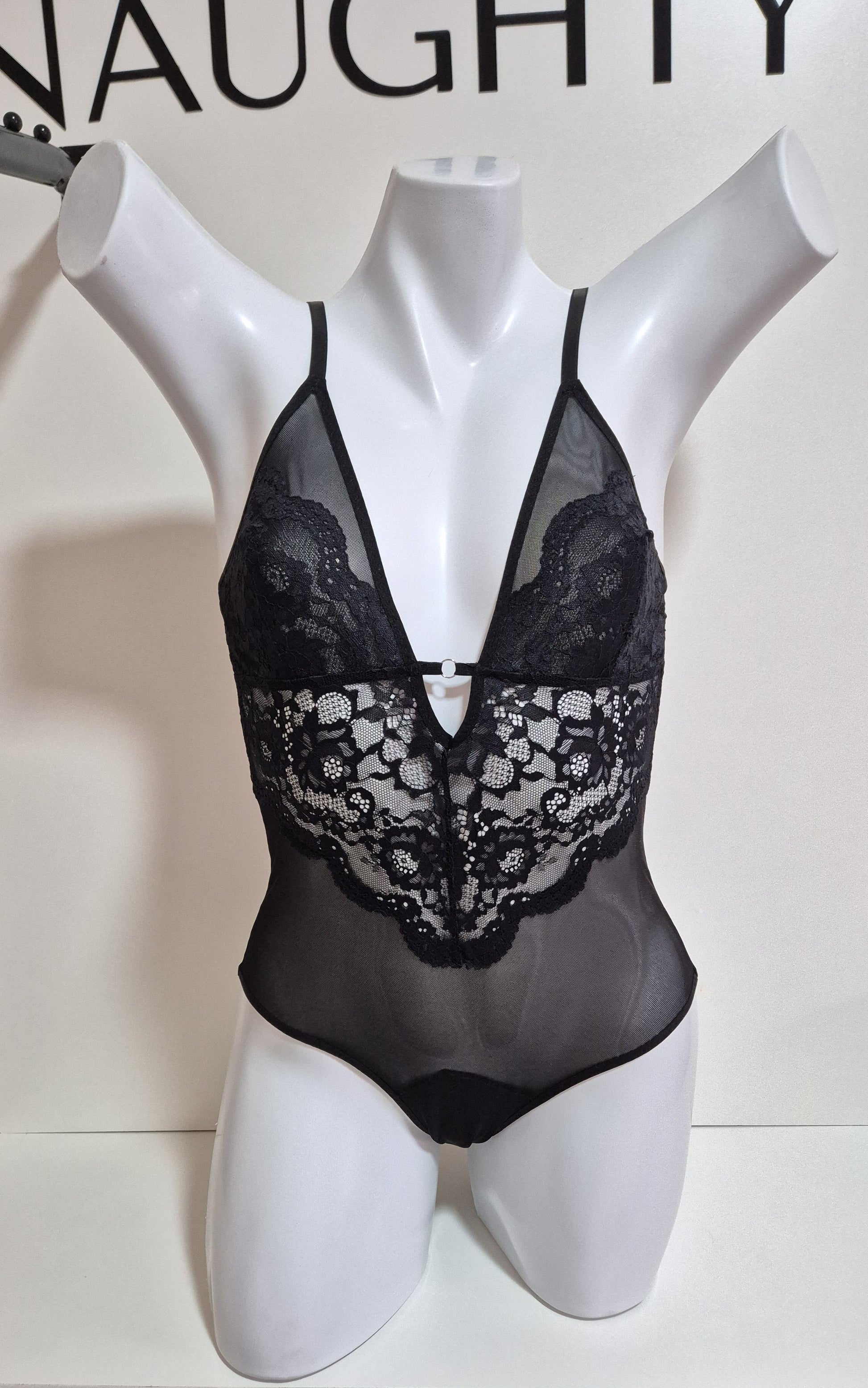 Body Luna preto em renda delicada com decote em V profundo, acabamento artesanal e detalhes femininos. Com plaquinha prata personalizada.