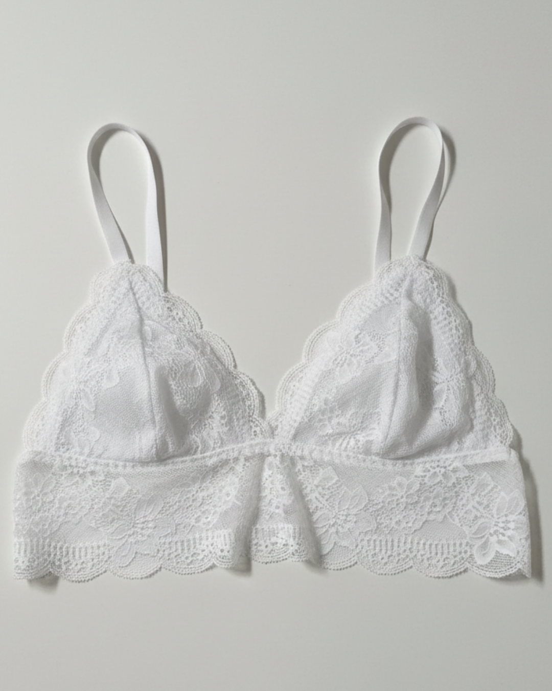 O Balette Shine une conforto, elegância e um toque artesanal em cada detalhe. Uma peça que veste com suavidade e valoriza a beleza de quem busca se sentir bem por dentro e por fora.

Diferenciais da peça:

• Renda branca delicada: flor discreta e sofisticada

• Forro interno em microfibra macia: toque suave 

• Fecho reforçado: mais segurança no uso

• Modelagem confortável: se ajusta bem ao corpo, sem apertar

• Plaquinha personalizada em prata: acabamento excl