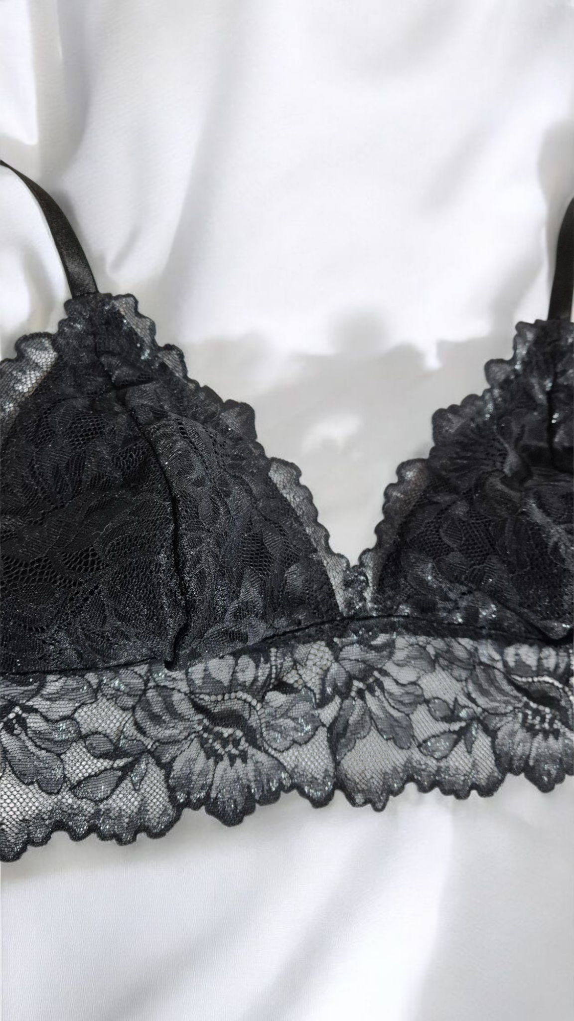 Bralette Shine preto com leve brilho prateado, forro em microfibra e modelagem confortável sem bojo e fecho reforçado. Plaquinha da marca naughty personalizada na cor prata. 