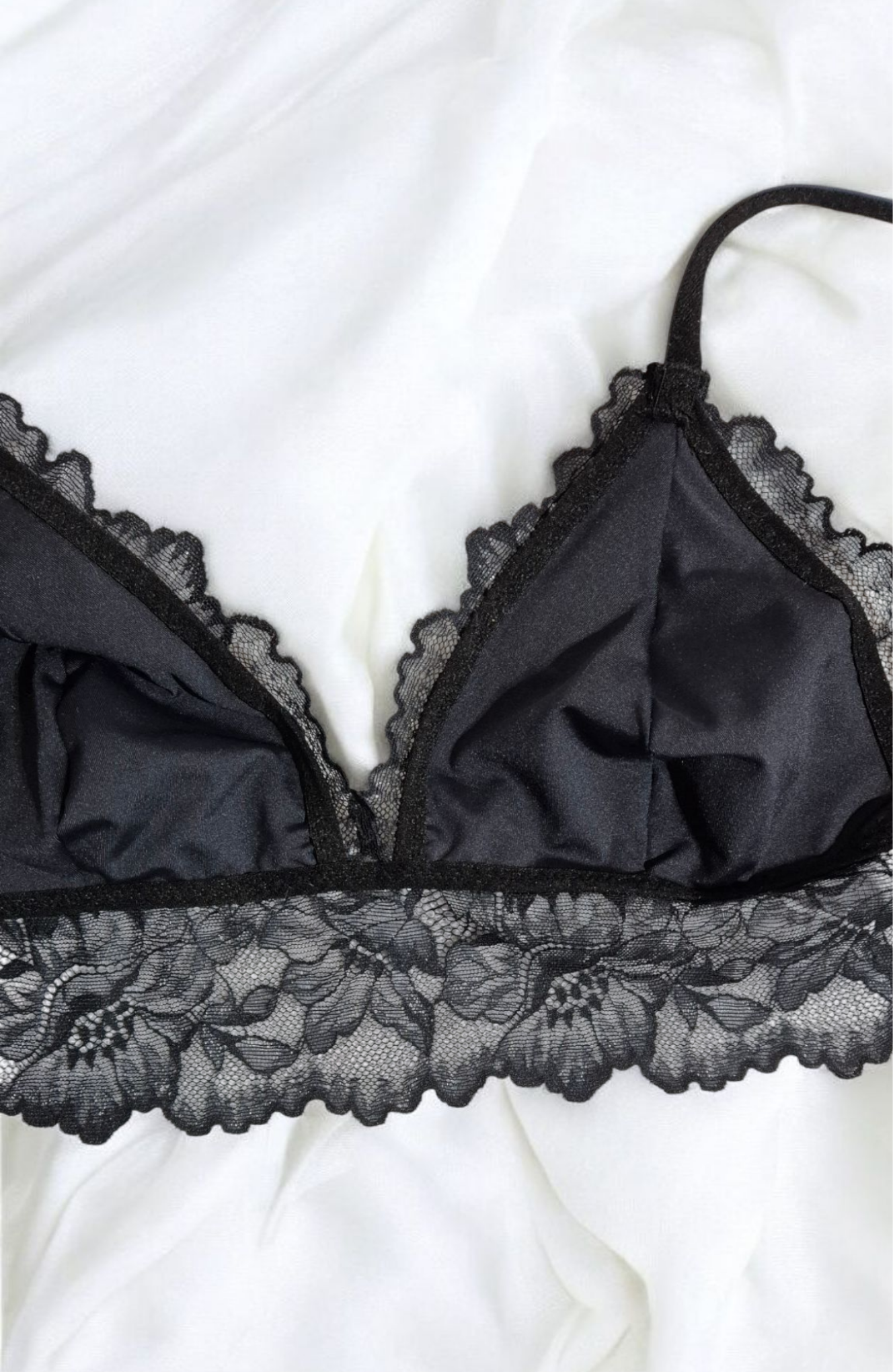 Bralette Shine preto com leve brilho prateado, forro em microfibra e modelagem confortável sem bojo e fecho reforçado. Plaquinha personalizada naughty na cor prata 