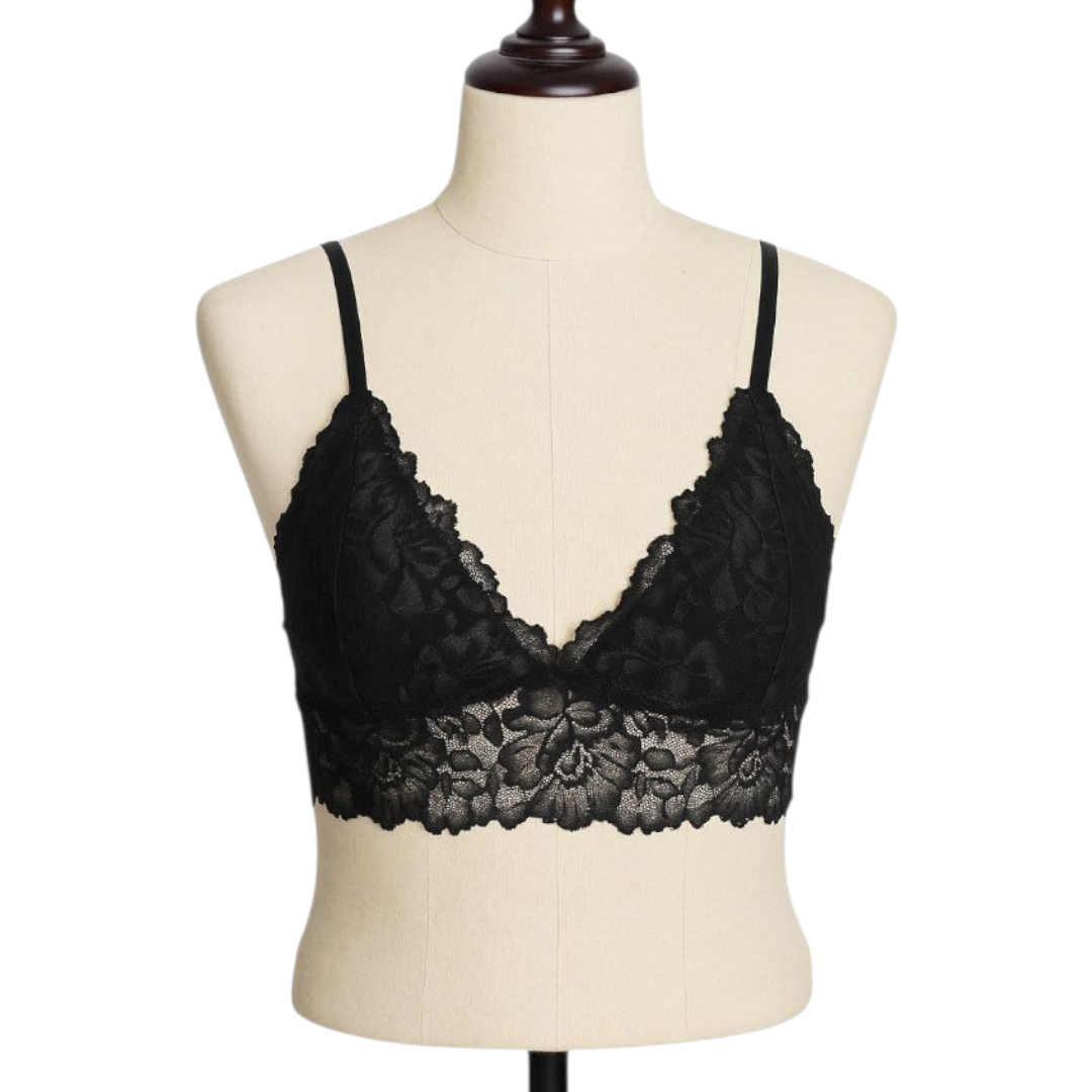 Bralette Shine preto em modelo, com leve brilho prateado, forro em microfibra e modelagem confortável sem bojo e fecho reforçado. Plaquinha naughty personalizada na cor prata.