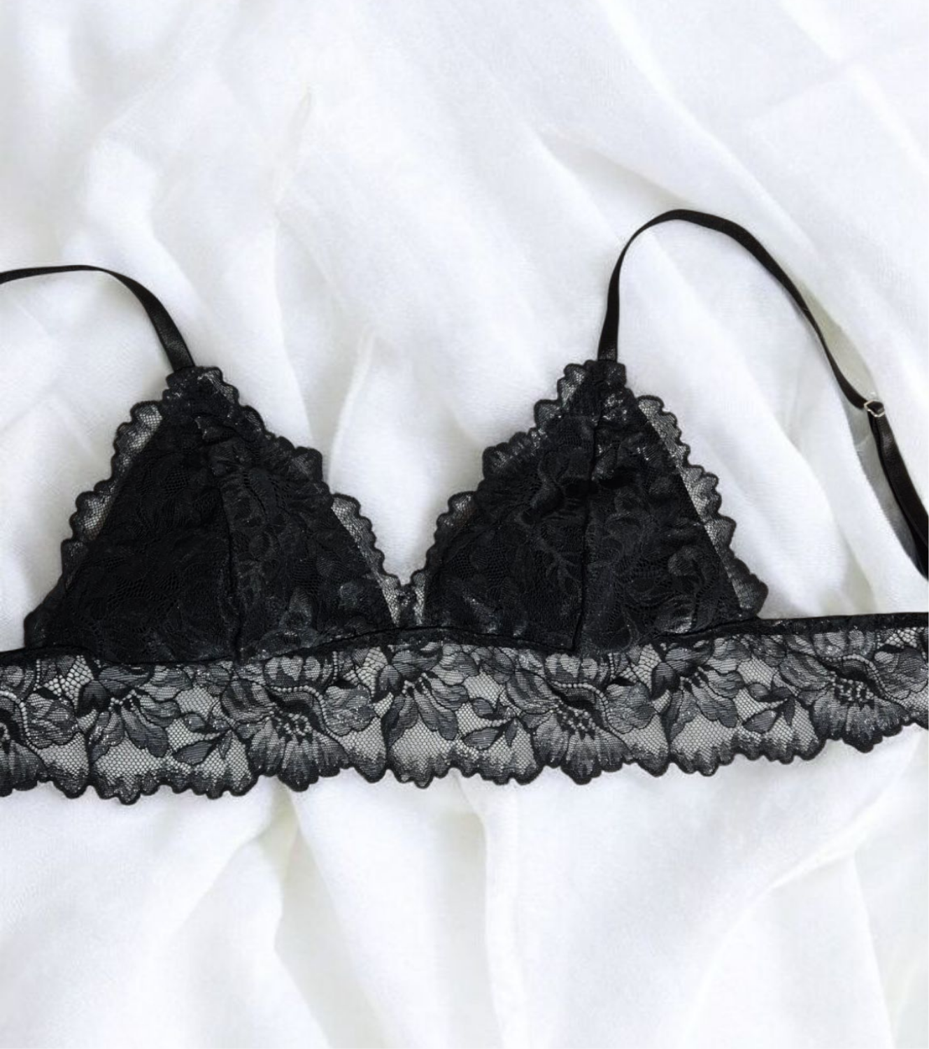 Brallet Shine preto com leve brilho prateado, forro em microfibra e modelagem confortável sem bojo e
fecho reforçado.