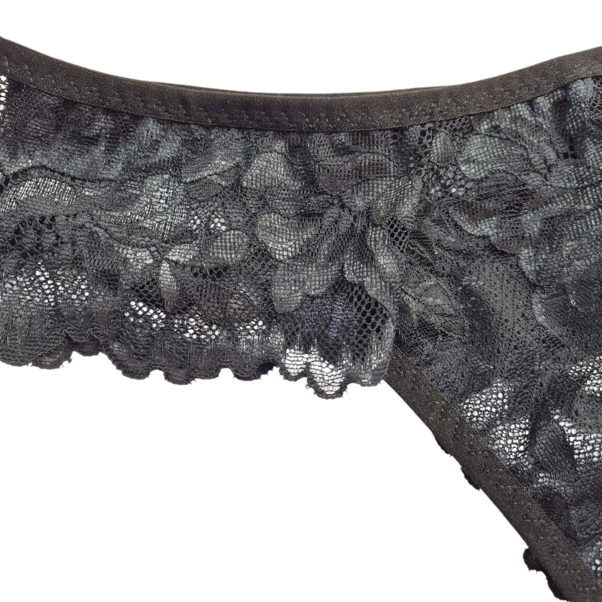 Calcinha Aurora na cor preta com glitter prata toda em renda floral,cintura media, modelagem confortável, cintura média e acabamento artesanal. Plaquinha personalizada naughty na cor prata.