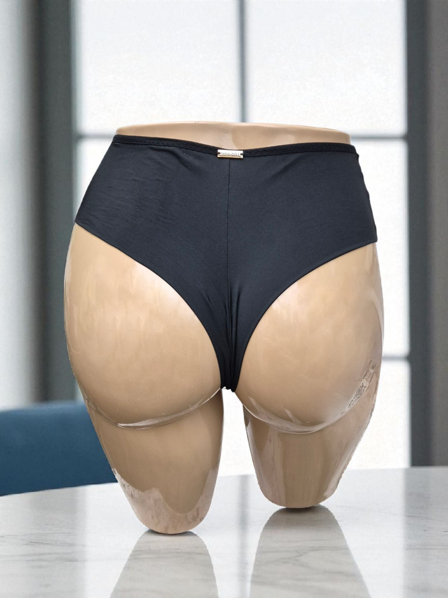 Calcinha Lady preta com cintura alta, frente dupla e fio duplo, conforto e segurança no dia a dia. Plaquinha naughty personalizada na cor dourada, peça artesanal. 