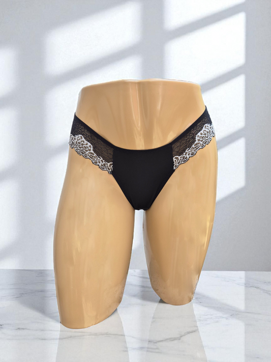 Calcinha Luxe preta e branca com laterais em renda, cintura média e fio duplo em microfibra macia. Plaquinha personalizada naughty prata, cintura media. 