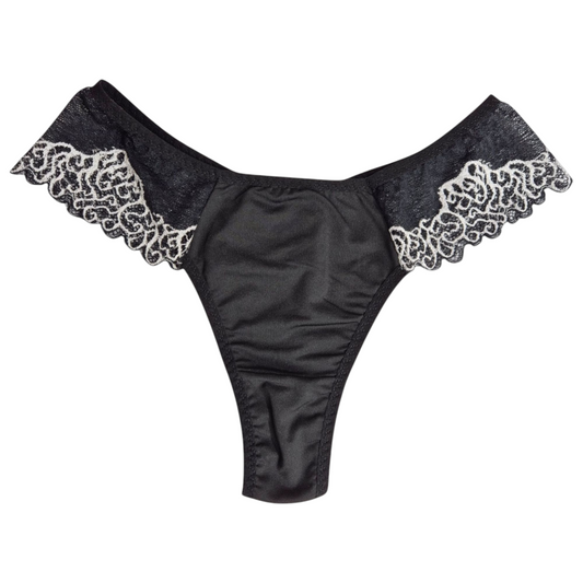 Calcinha Luxe preta e branca com laterais em renda, cintura média e fio duplo em microfibra macia. Plaquinha personalizada naughty prata, cintura media. 