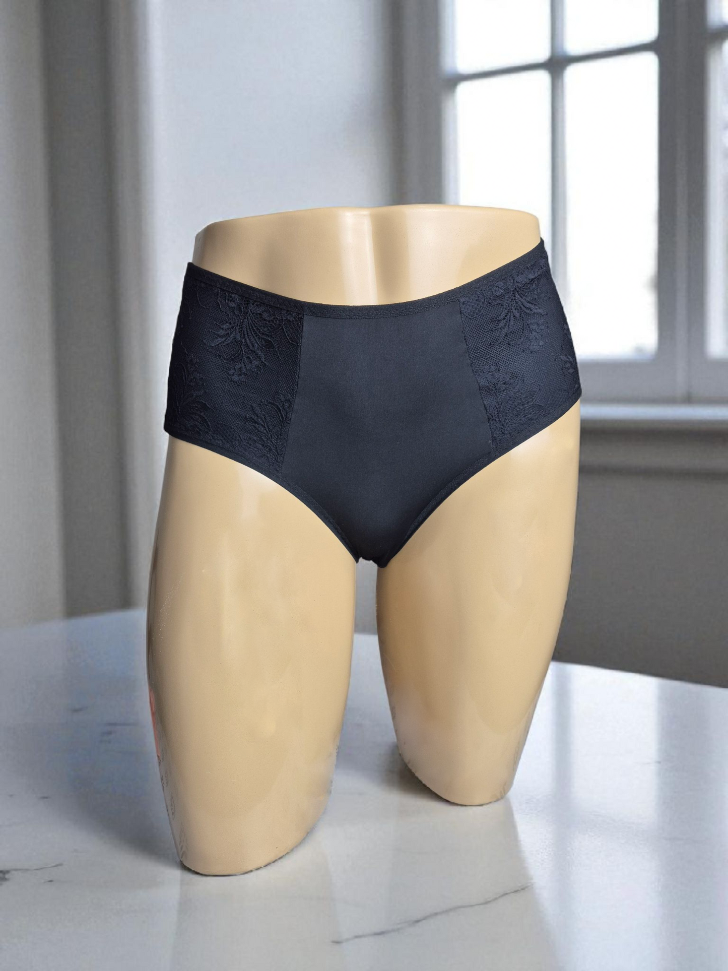 Calcinha Muse preta floral de cintura alta com laterais em renda, acabamento artesanal e modelagem elegante. Plaquinha personalizada na cor dourada.