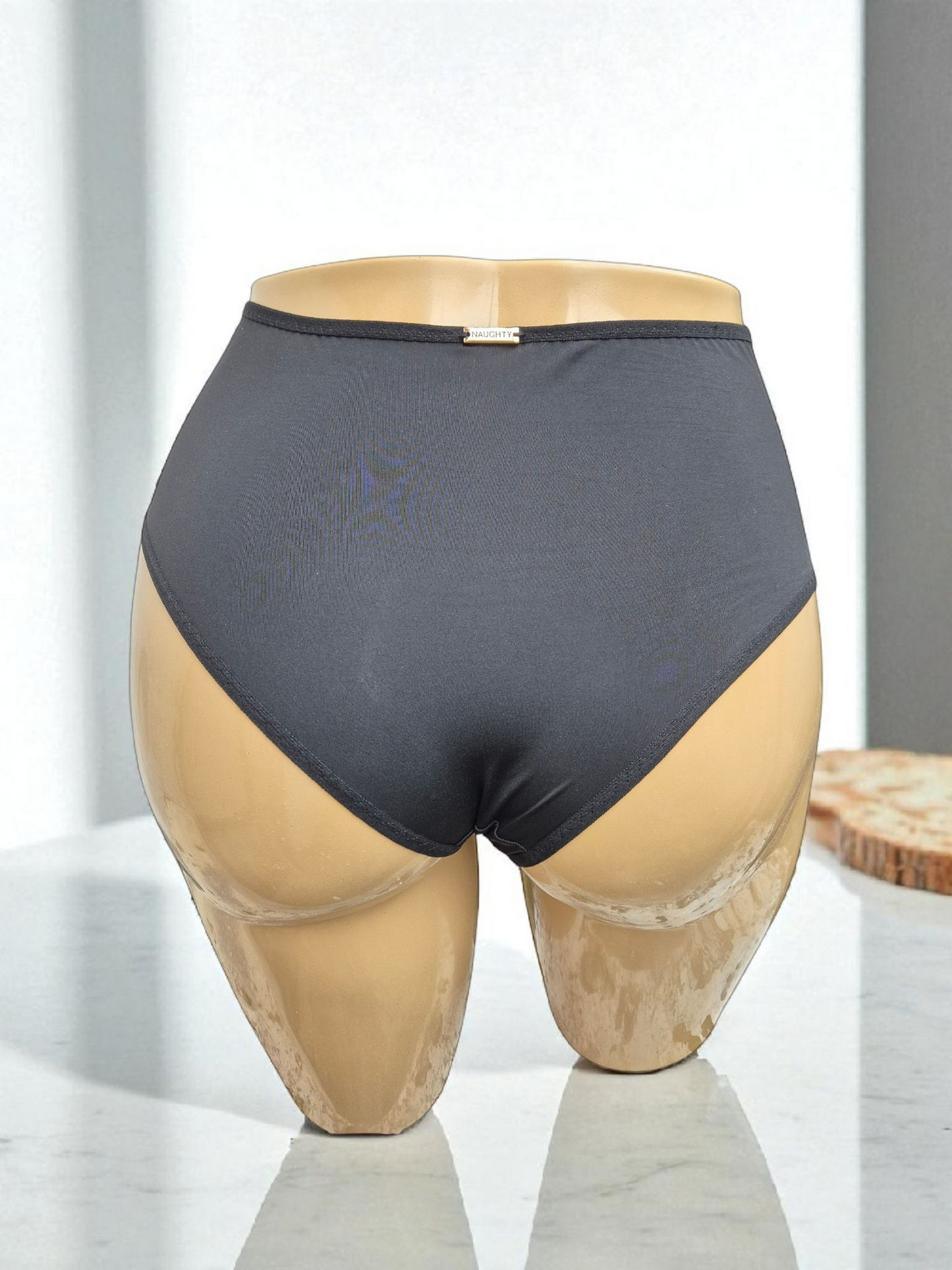 Calcinha Muse preta de cintura alta com laterais em renda, acabamento artesanal e modelagem elegante. Plaquinha personalizada na cor dourada. Calcinha um pouco maior na parte de trás.