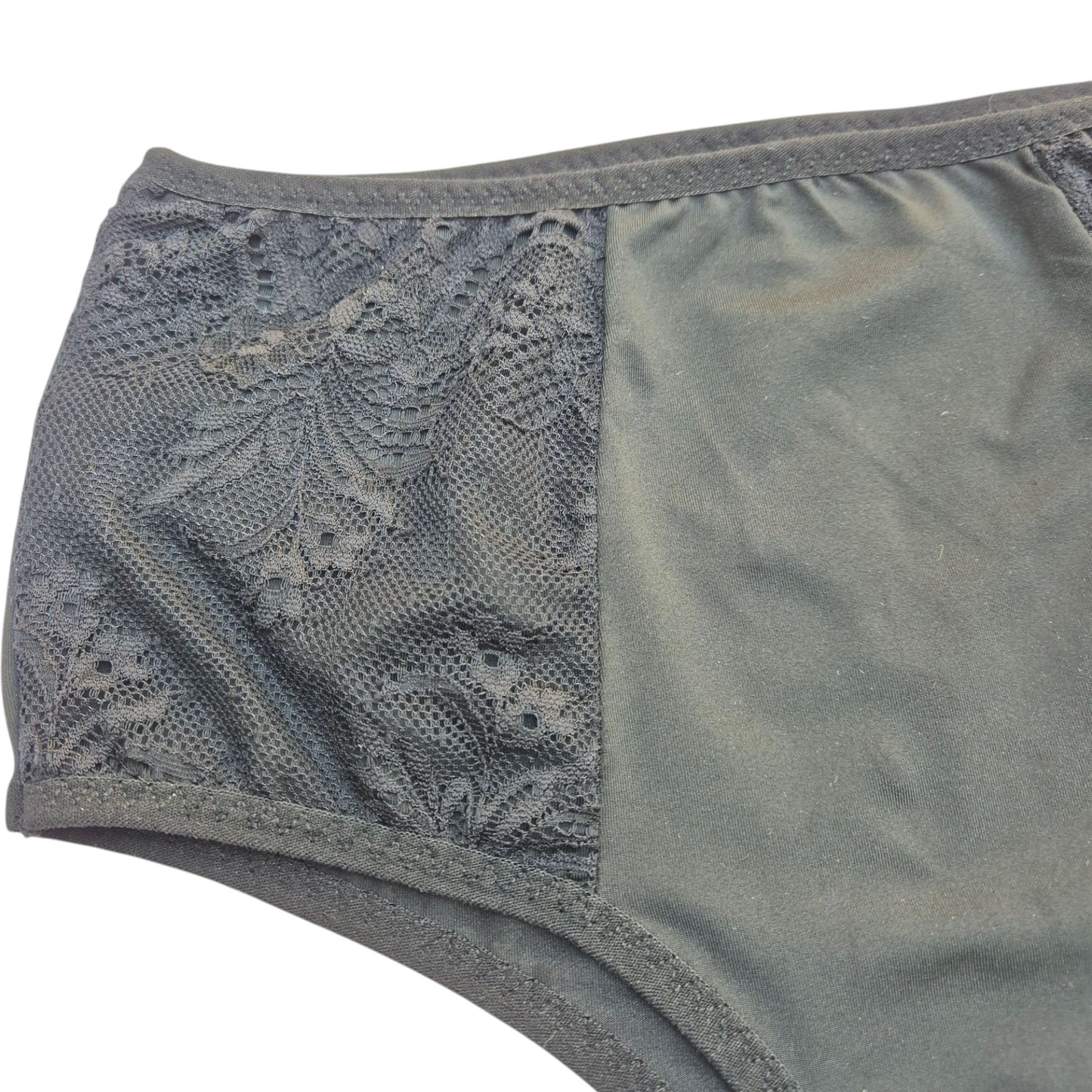 Calcinha Muse preta de cintura alta com laterais em renda, acabamento artesanal e modelagem elegante. Plaquinha personalizada na cor dourada.