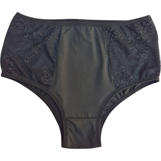 Calcinha Muse preta de cintura alta com laterais em renda, acabamento artesanal e modelagem elegante. Plaquinha personalizada na cor dourada.