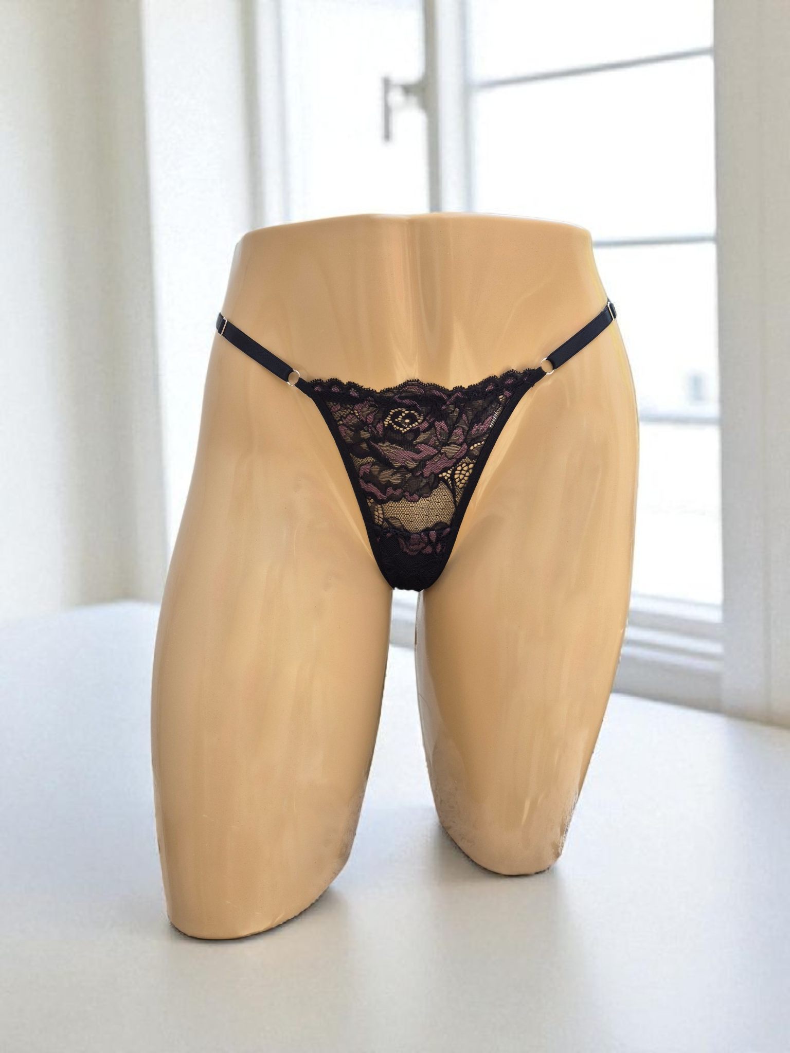 Calcinha string Seduce preta com detalhes em renda e flor bordô, alças ajustáveis e design sensual. Fio duplo em microfibra e plaquinha personalizada na cor prata. 