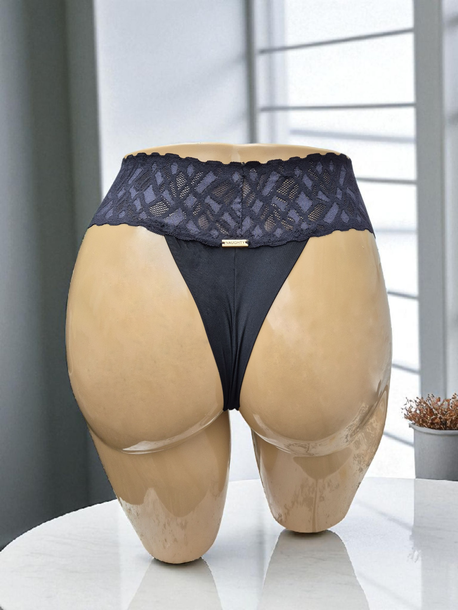 Calcinha Sweet preta de cintura alta com cós em renda, fio duplo e conforto absoluto. Plaquinha personalizada na cor dourada, peça artesanal.