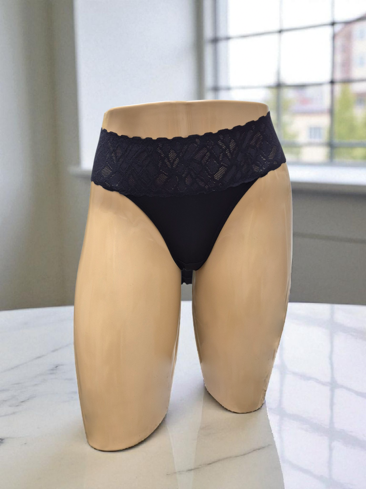 Calcinha Sweet preta de cintura alta com cós em renda, fio duplo e conforto absoluto. Plaquinha personalizada na cor dourada, peça artesanal.