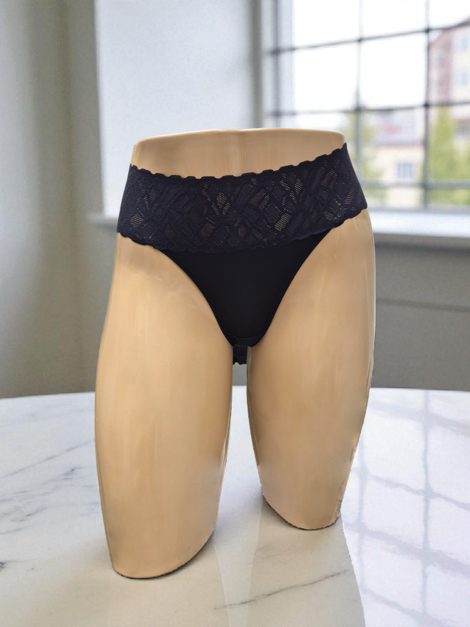 Calcinha Sweet preta de cintura alta com cós em renda, fio duplo e conforto absoluto. Plaquinha personalizada na cor dourada, peça artesanal.
