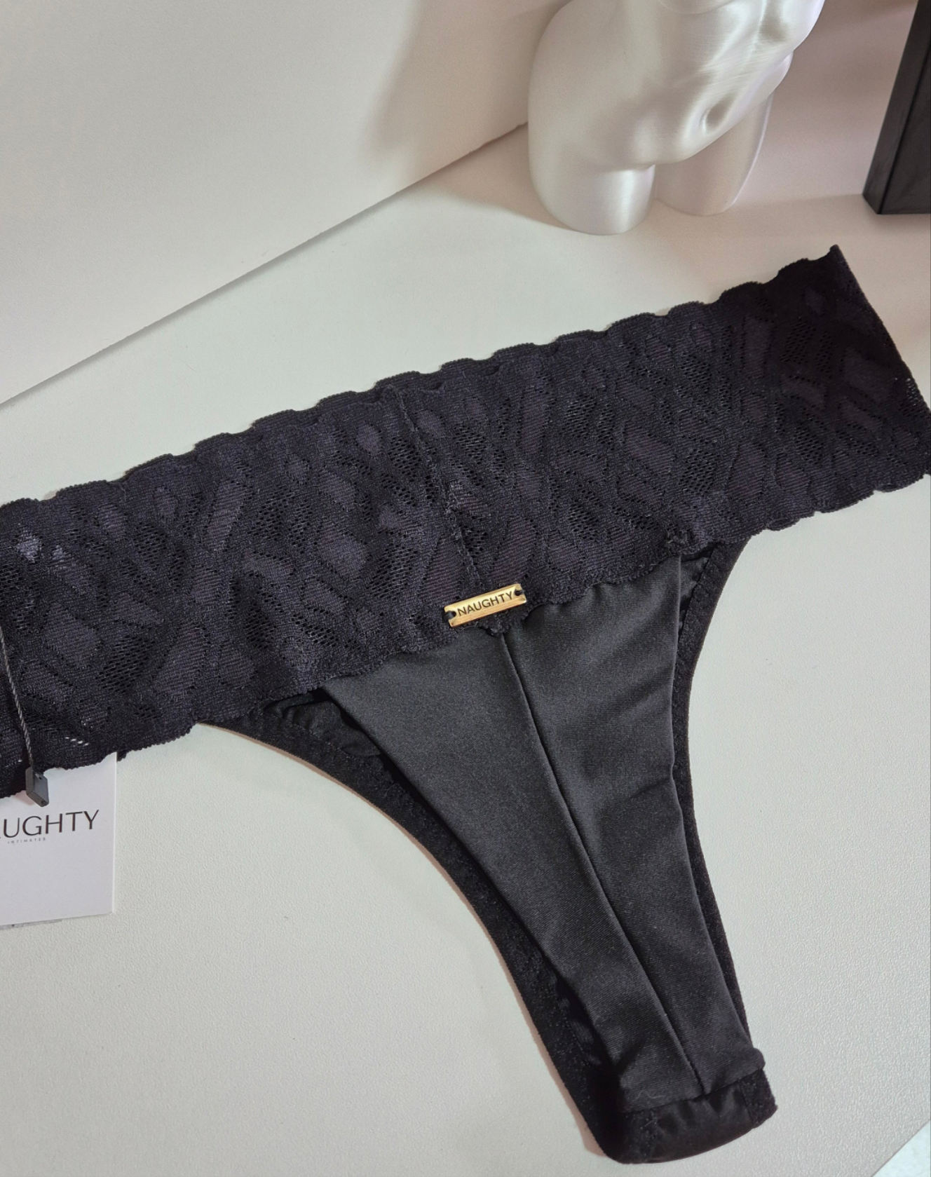 Calcinha Sweet preta de cintura alta com cós em renda, fio duplo e conforto absoluto. Plaquinha personalizada na cor dourada, peça artesanal.