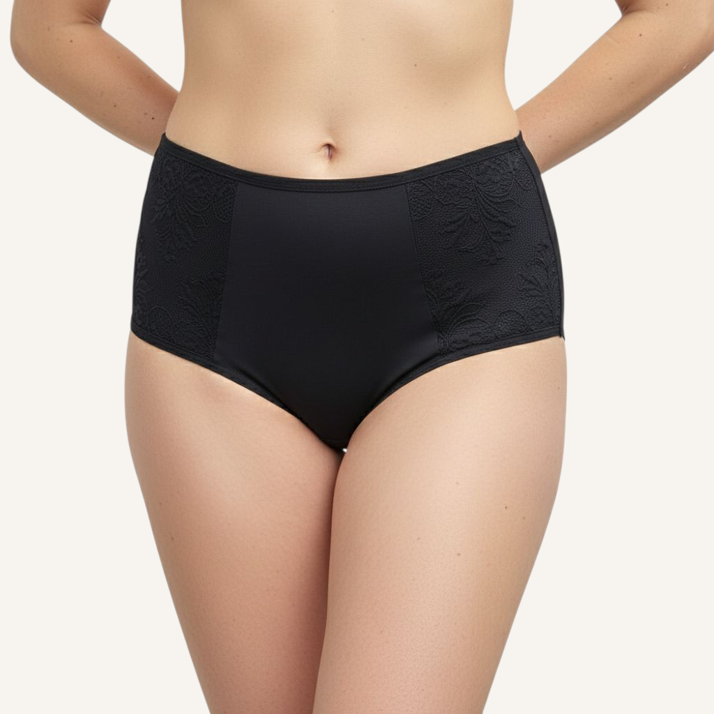 Calcinha Muse preta de cintura alta com laterais em renda, acabamento artesanal e modelagem elegante. Plaquinha personalizada na cor dourada. Parte de trás maior, para mais conforto.