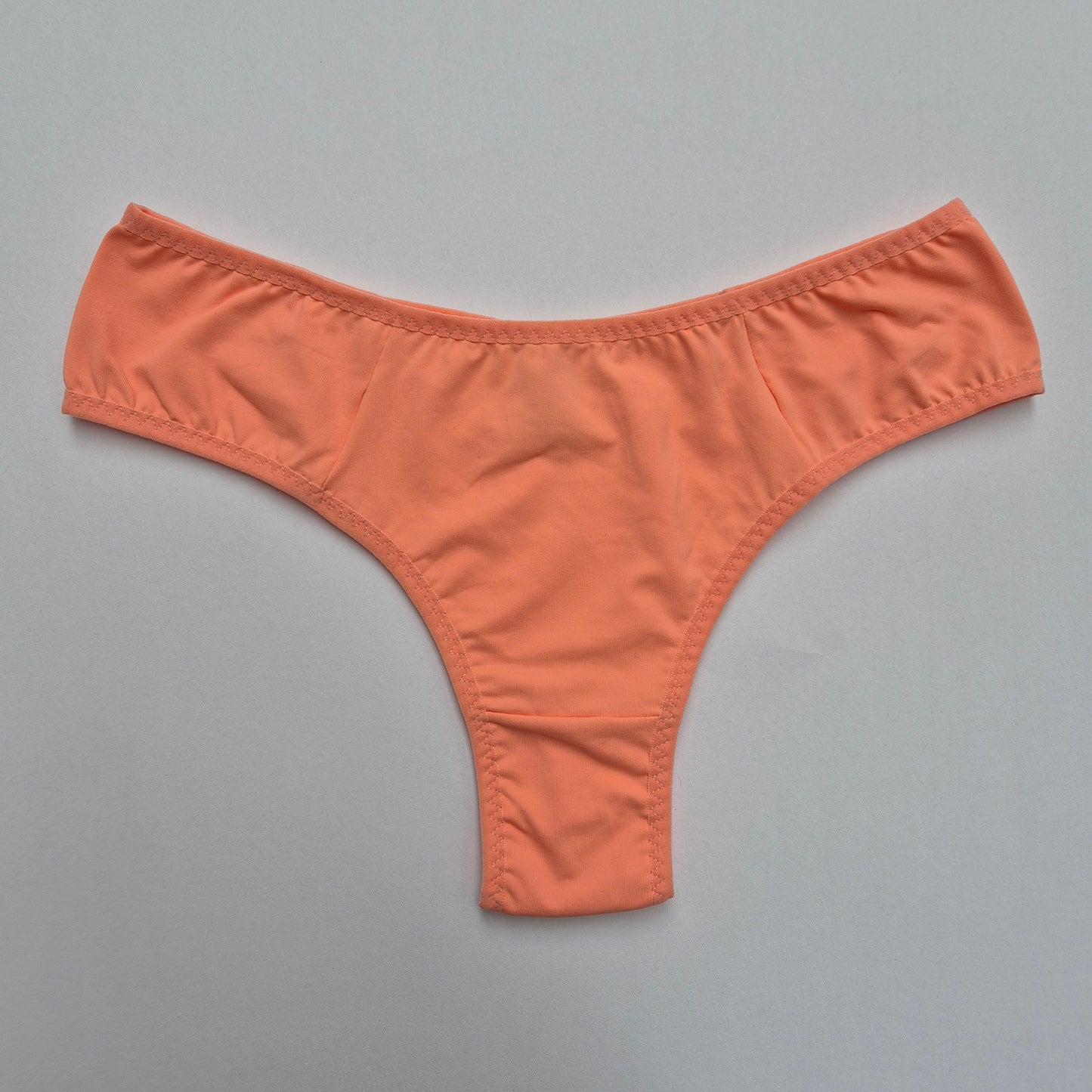 Kit de calcinhas básicas nas cores preta, branca e coral, modelagem confortável e toque suave. Calcinha toda em microfibra e forro 100 algodão. Plaquinha personalizada naughty na cor prata. 