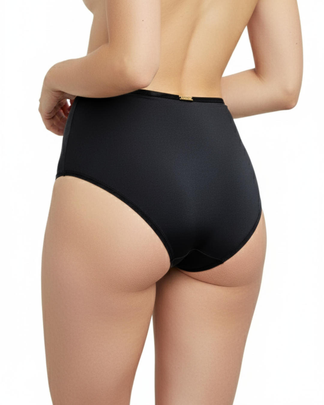 Calcinha Muse preta de cintura alta com laterais em renda, acabamento artesanal e modelagem elegante. Plaquinha personalizada na cor dourada. Parte de trás maior, para mais conforto.