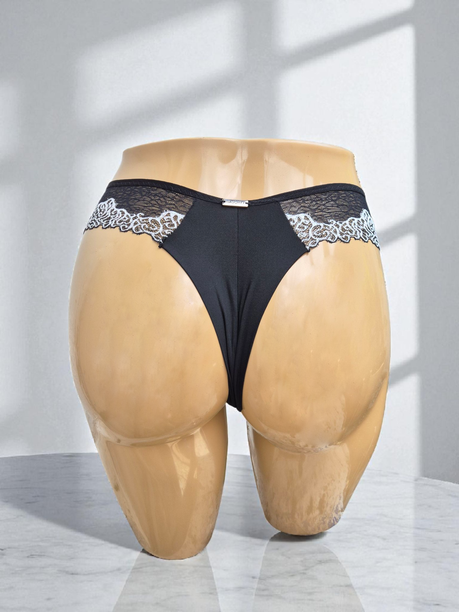 Calcinha Luxe preta e branca com laterais em renda, cintura média e fio duplo em microfibra macia. Plaquinha personalizada naughty prata, cintura media. 