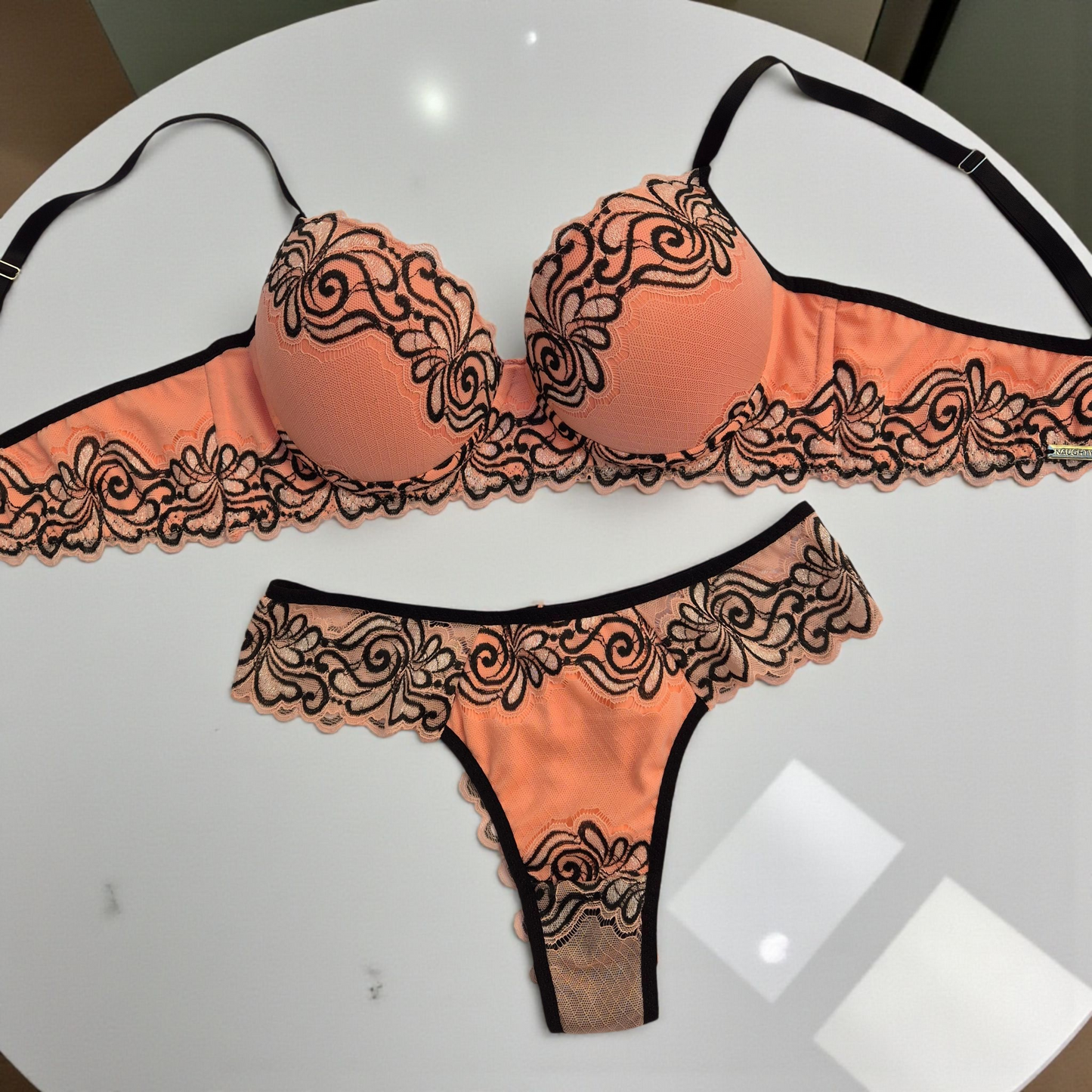 O Conjunto Encanto foi pensado para unir beleza, sustentação e conforto.
O sutiã é reforçado e forrado internamente em microfibra, proporcionando firmeza e toque suave na pele. Com bojo e renda macia.
A calcinha é toda em renda, com detalhes em micro na frente  uma combinação delicada e sofisticada.
Com acabamento artesanal e plaquinha exclusiva Naughty, o Encanto é o conjunto ideal para quem busca elegância e conforto no dia a dia.