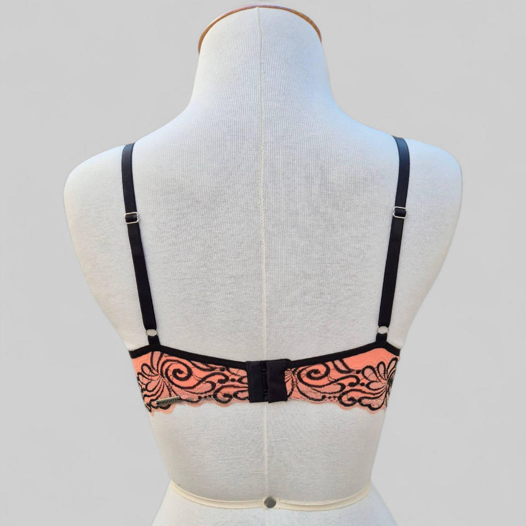 O Conjunto Encanto foi pensado para unir beleza, sustentação e conforto.
O sutiã é com renda na cor coral e preto, reforçado e forrado internamente em microfibra, proporcionando firmeza e toque suave na pele. Com bojo e sro nas laterais para maior sustentação. 
A calcinha é toda em renda, com detalhes em micro na frente uma combinação delicada e sofisticada.
Com acabamento artesanal e plaquinha exclusiva Naughty, o Encanto é o conjunto ideal para quem busca elegância e conforto no dia a dia.