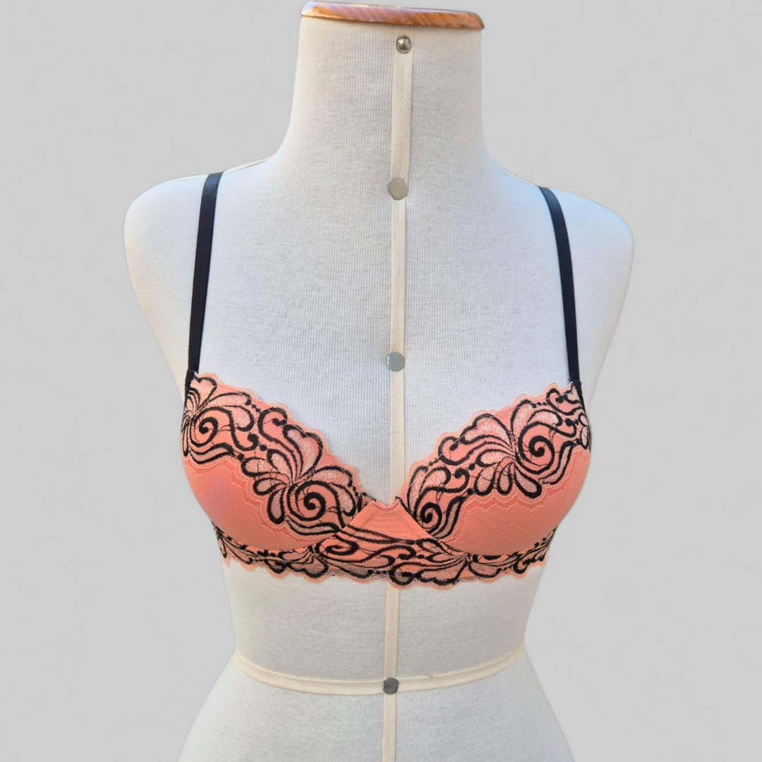 O Conjunto Encanto foi pensado para unir beleza, sustentação e conforto.
O sutiã é  em renda coral e preto reforçado e forrado internamente em microfibra, proporcionando firmeza e toque suave na pele. Com bojo e sro nas laterais para maior sustentação.
A calcinha é toda em renda, com detalhes em micro na frente uma combinação delicada e sofisticada.
Com acabamento artesanal e plaquinha exclusiva Naughty, o Encanto é o conjunto ideal para quem busca elegância e conforto no dia a dia.