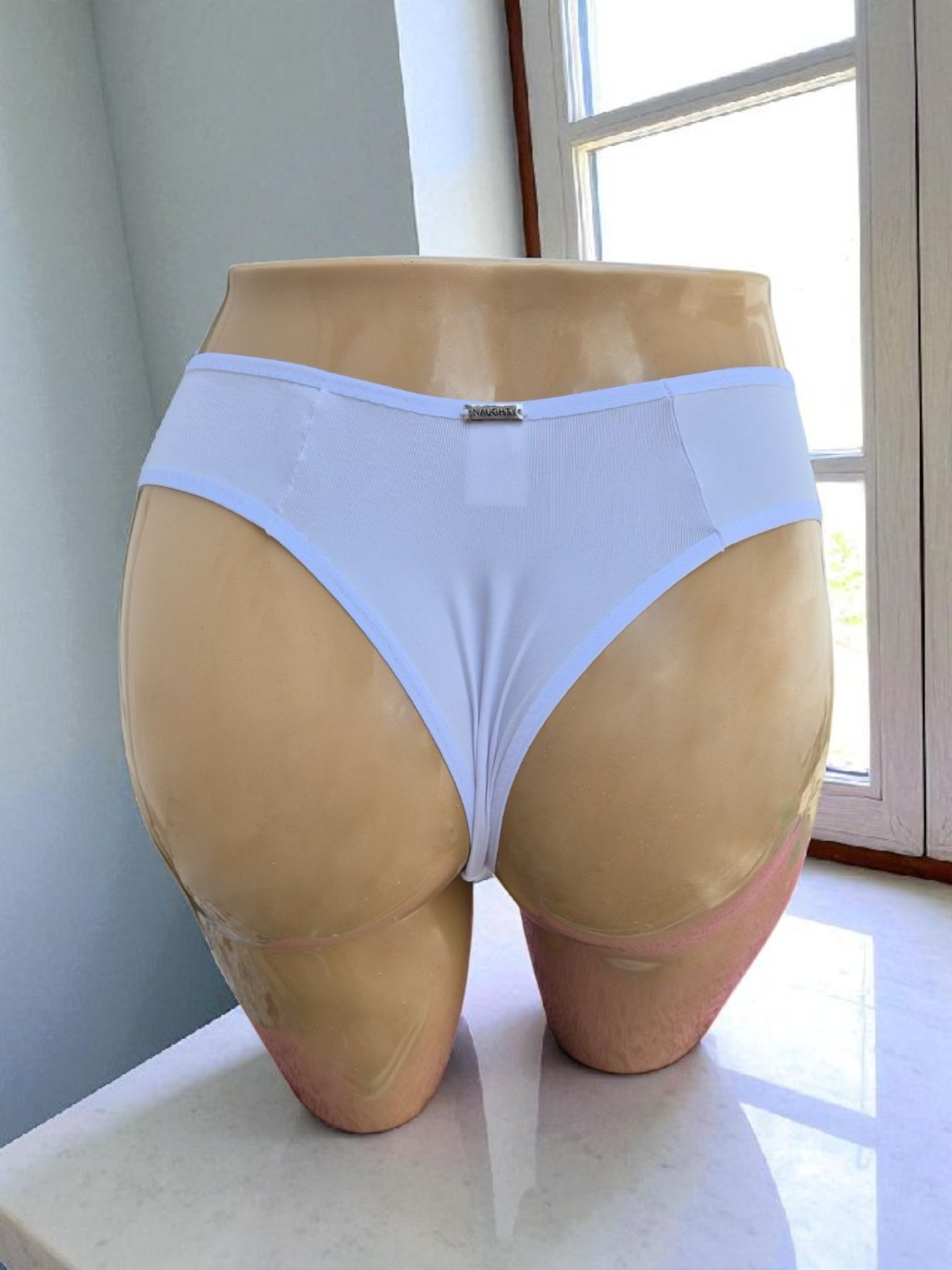 Kit de calcinhas básicas nas cores preta, branca e coral, modelagem confortável e toque suave. Calcinha toda em microfibra e forro 100 algodão. Plaquinha personalizada naughty na cor prata. 