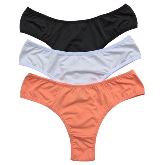 Kit de calcinhas básicas nas cores preta, branca e coral, modelagem confortável e toque suave. Calcinha toda em microfibra e forro 100 algodão. Plaquinha personalizada naughty na cor prata. 