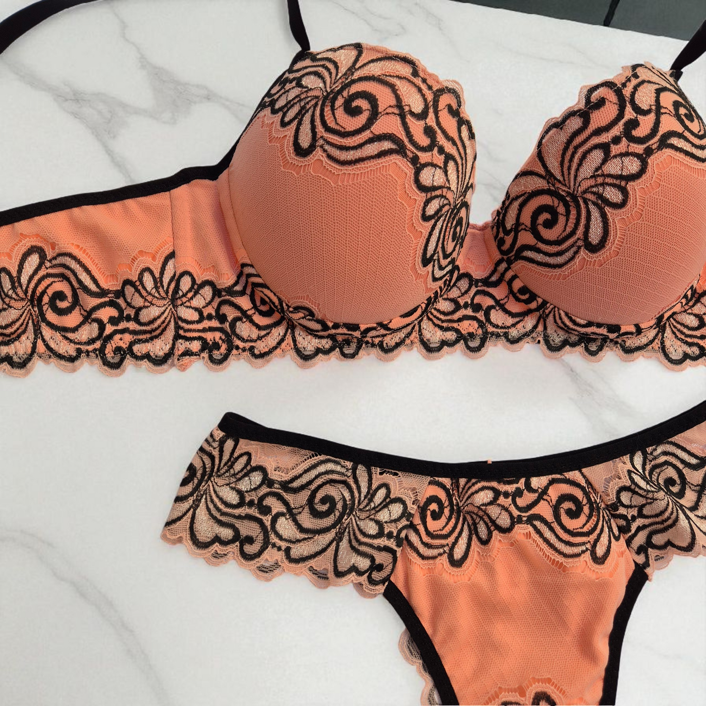 O Conjunto Encanto foi pensado para unir beleza, sustentação e conforto.
O sutiã é reforçado e forrado internamente em microfibra e renda proporcionando firmeza e toque suave na pele. Com bojo e com aro nas laterais. 
A calcinha é toda em renda, com detalhes em micro na frente uma combinação delicada e sofisticada.
Com acabamento artesanal e plaquinha exclusiva Naughty, o Encanto é o conjunto ideal para quem busca elegância e conforto no dia a dia. N