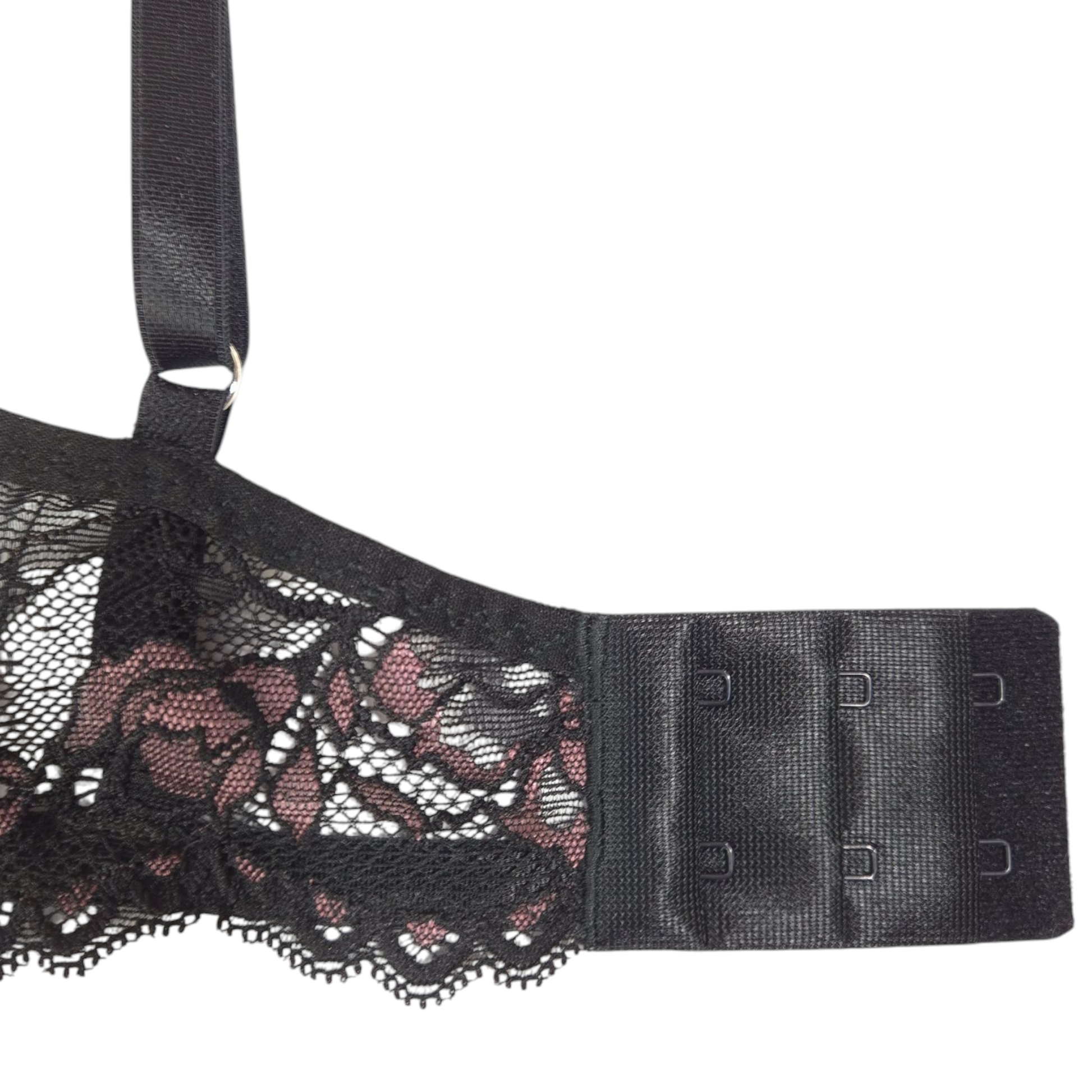 Sutiã Seduce preto com detalhes bordô em renda, com aro, sem bojo e estrutura reforçada. Forrado na parte do busto e plaquinha personalizada naughty na cor prata.