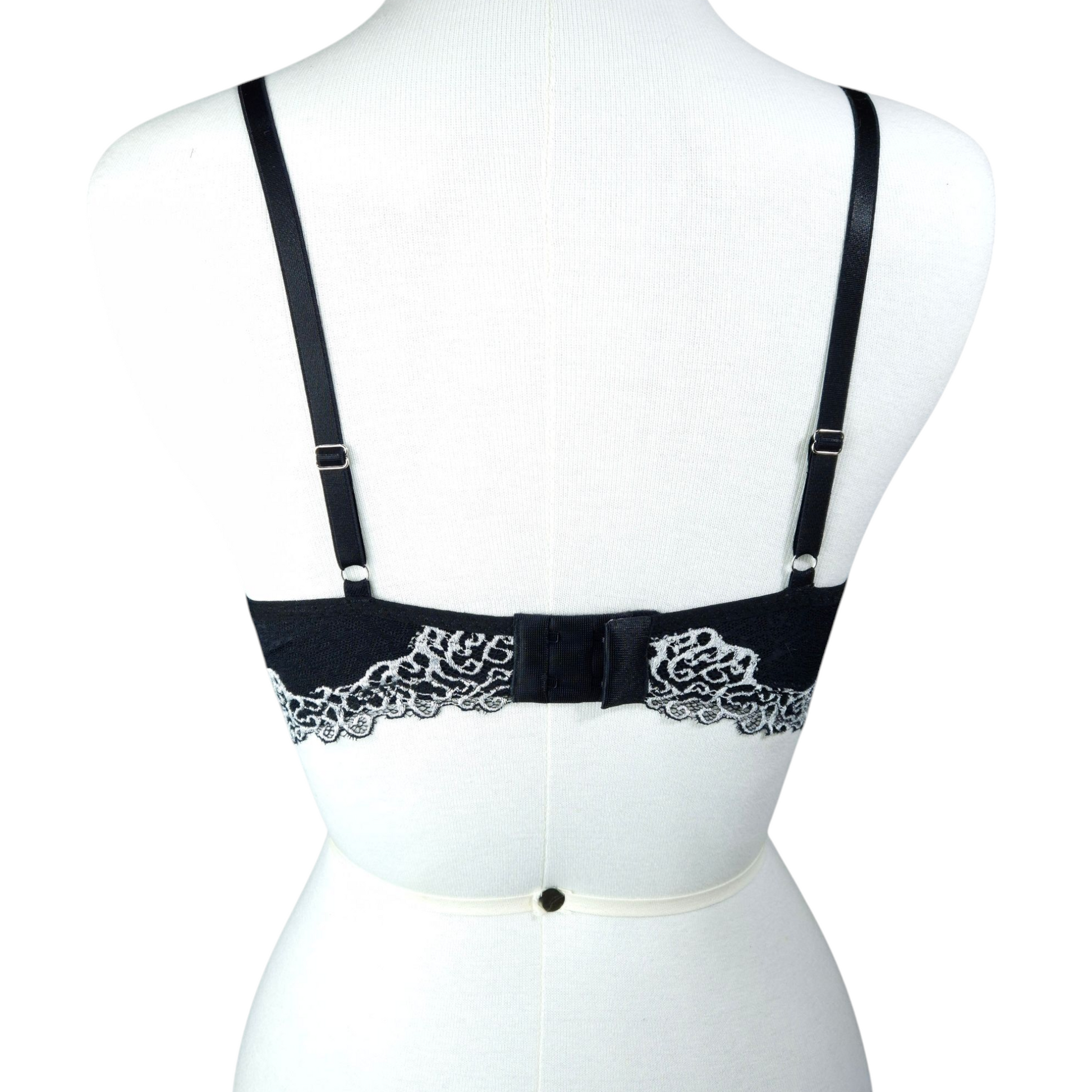 Sutiã Luxe preto e branco com renda delicada, sem bojo, com aro e reforço nas laterais, confortável e elegante. Forrado internamentos com tecido 100% algodão, fecho reforçado e plaquinha Naughty personalizada na cor prata. 