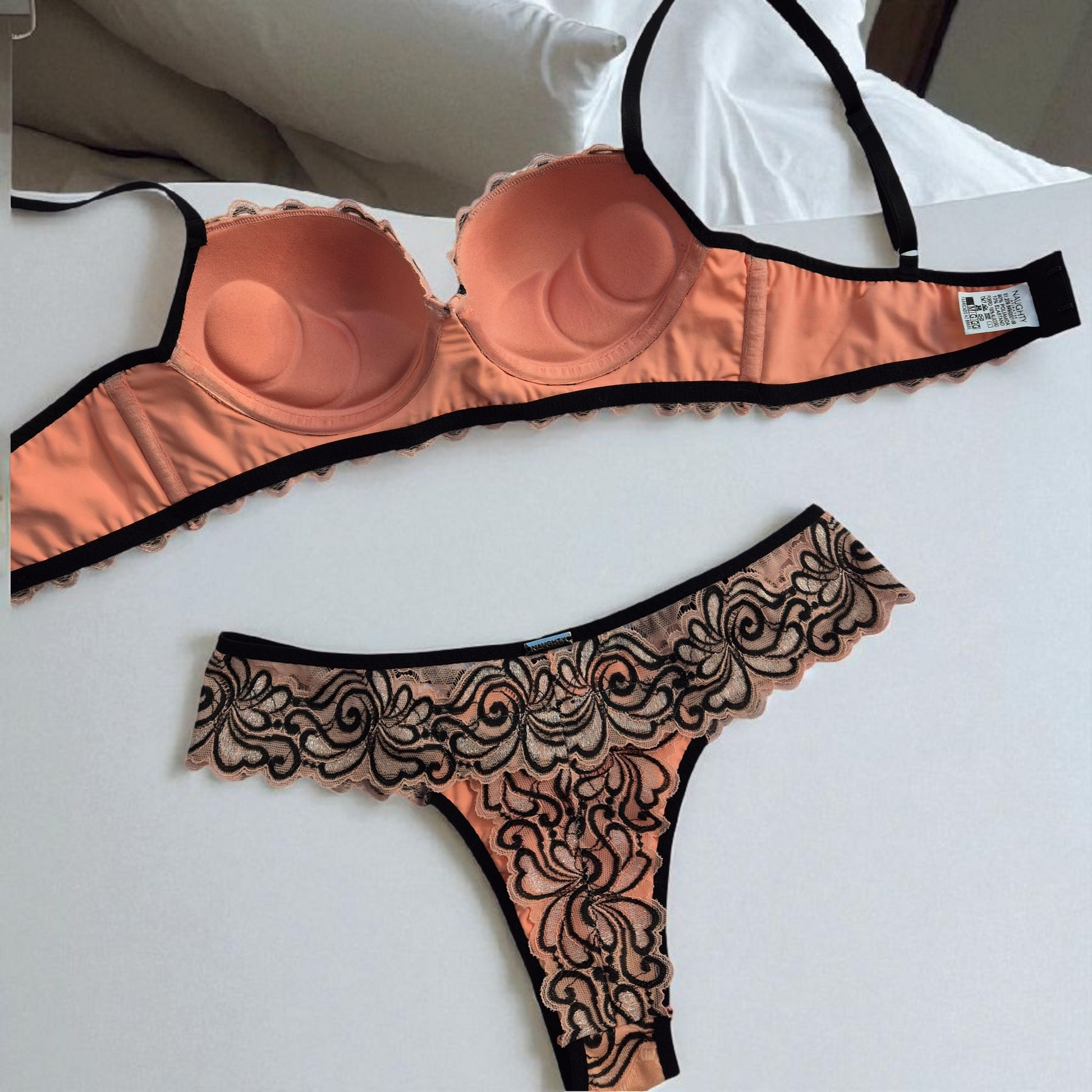 O Conjunto Encanto foi pensado para unir beleza, sustentação e conforto.
O sutiã é em renda macia na cor coral e preto, reforçado e forrado internamente em microfibra, proporcionando firmeza e toque suave na pele. Com bojo e bom aro nas laterais mais maior sustenção. 
A calcinha é toda em renda, com detalhes em micro na frente uma combinação delicada e sofisticada.
Com acabamento artesanal e plaquinha exclusiva Naughty, o Encanto é o conjunto ideal para quem busca elegância e conforto no dia a dia.