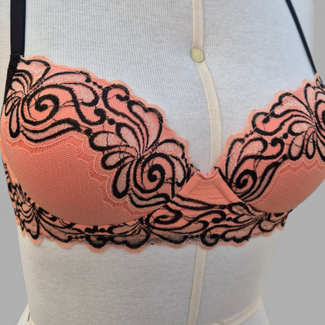 O Conjunto Encanto foi pensado para unir beleza, sustentação e conforto.
O sutiã é com renda na cor coral e preto, reforçado e forrado internamente em microfibra, proporcionando firmeza e toque suave na pele. Com bojo e sro nas laterais para maior sustentação. 
A calcinha é toda em renda, com detalhes em micro na frente uma combinação delicada e sofisticada.
Com acabamento artesanal e plaquinha exclusiva Naughty, o Encanto é o conjunto ideal para quem busca elegância e conforto no dia a dia.