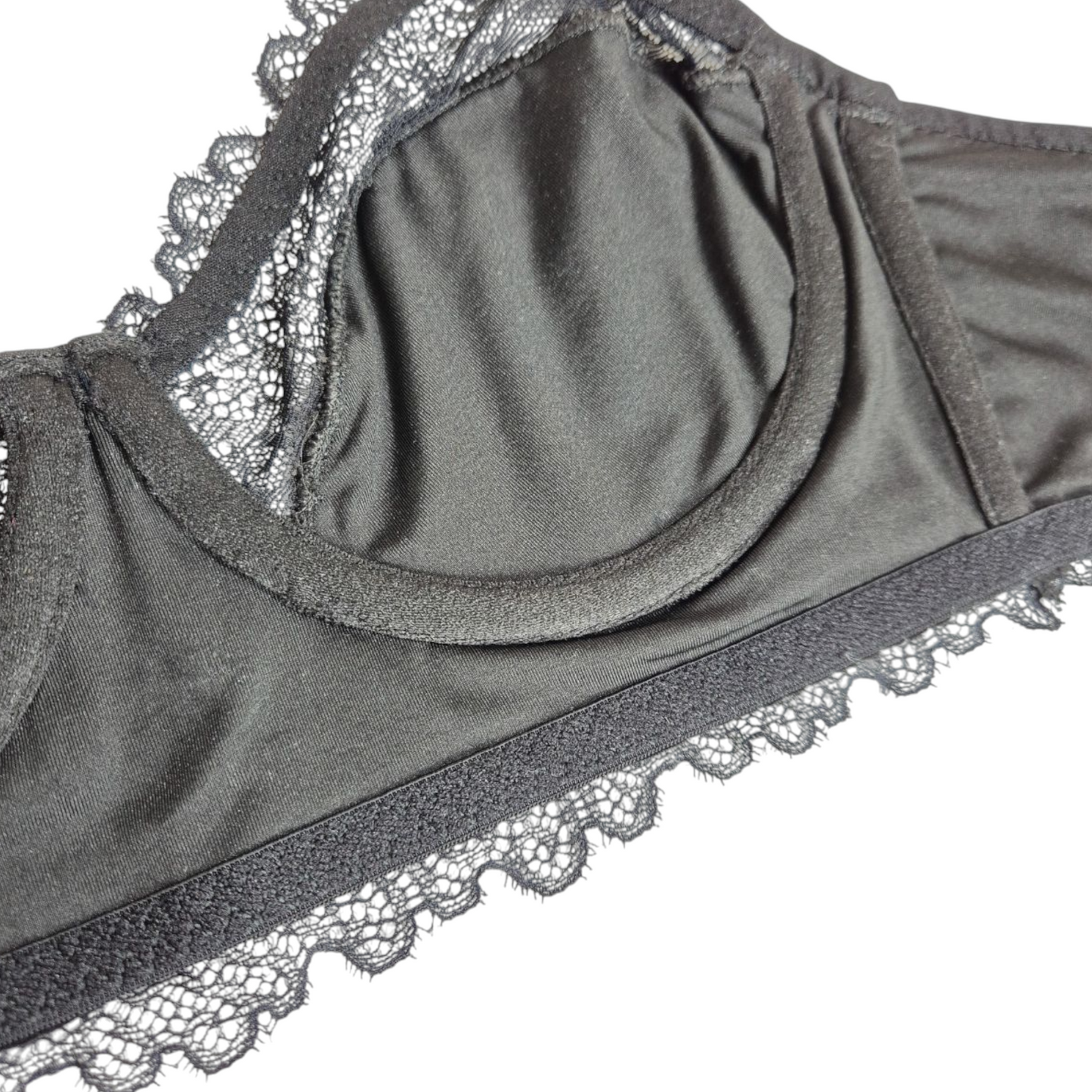 Sutiã Luxe preto e branco com renda delicada, sem bojo, com aro e reforço nas laterais, confortável e elegante. Forrado internamentos com tecido 100% algodão, fecho reforçado e plaquinha Naughty personalizada na cor prata. 