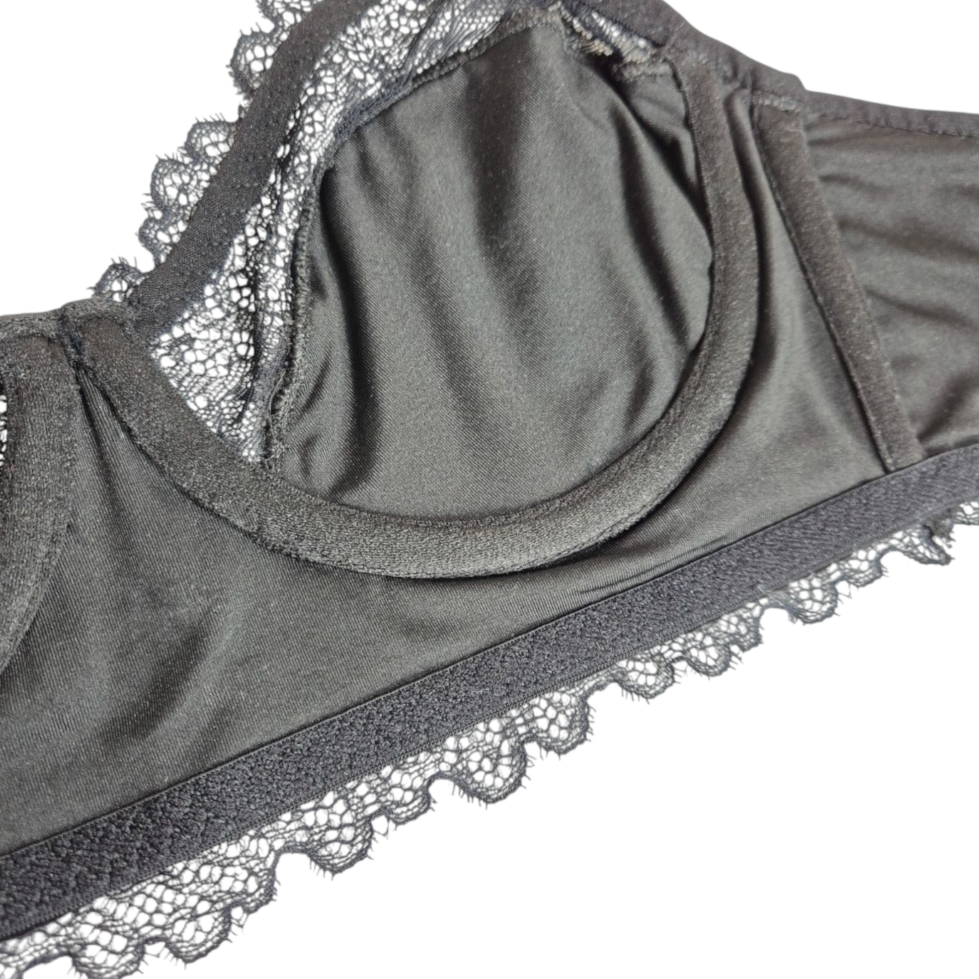 Sutiã Luxe preto e branco com renda delicada, sem bojo, com aro e reforço nas laterais, confortável e elegante. Forrado internamentos com tecido 100% algodão, fecho reforçado e plaquinha Naughty personalizada na cor prata. 