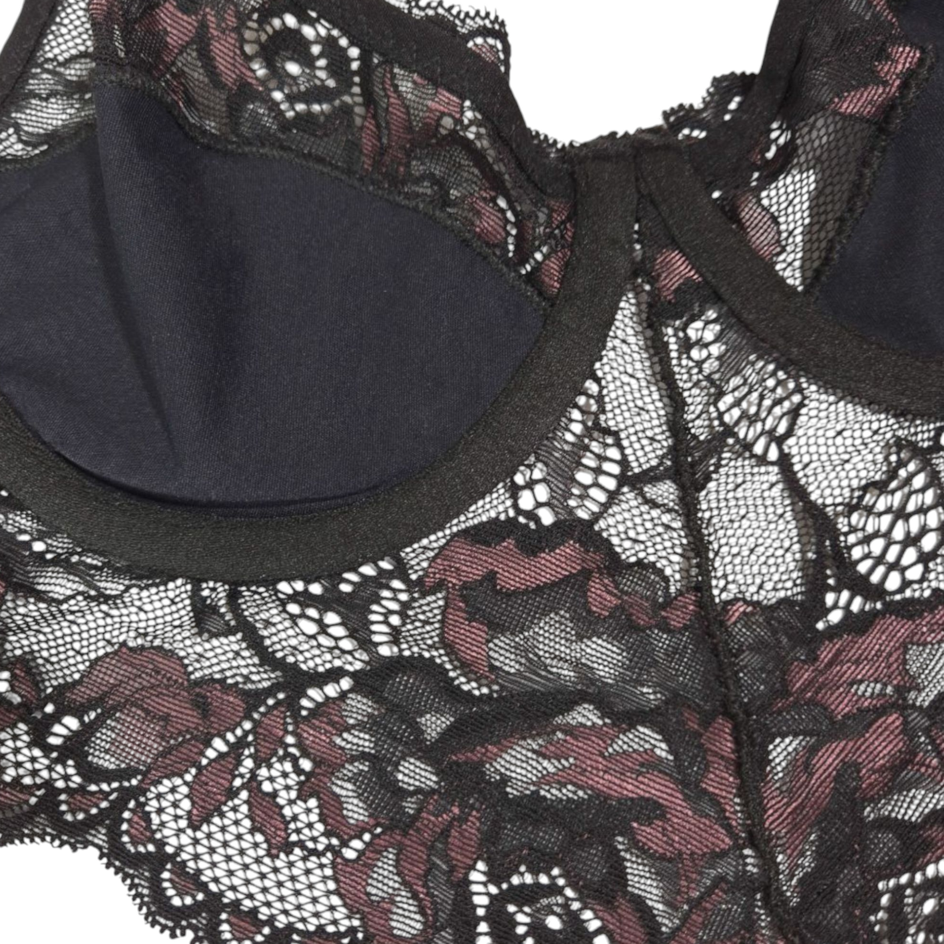 Sutiã Seduce preto com detalhes bordô em renda, com aro, sem bojo e estrutura reforçada. Forrado na parte do busto e plaquinha personalizada naughty na cor prata.