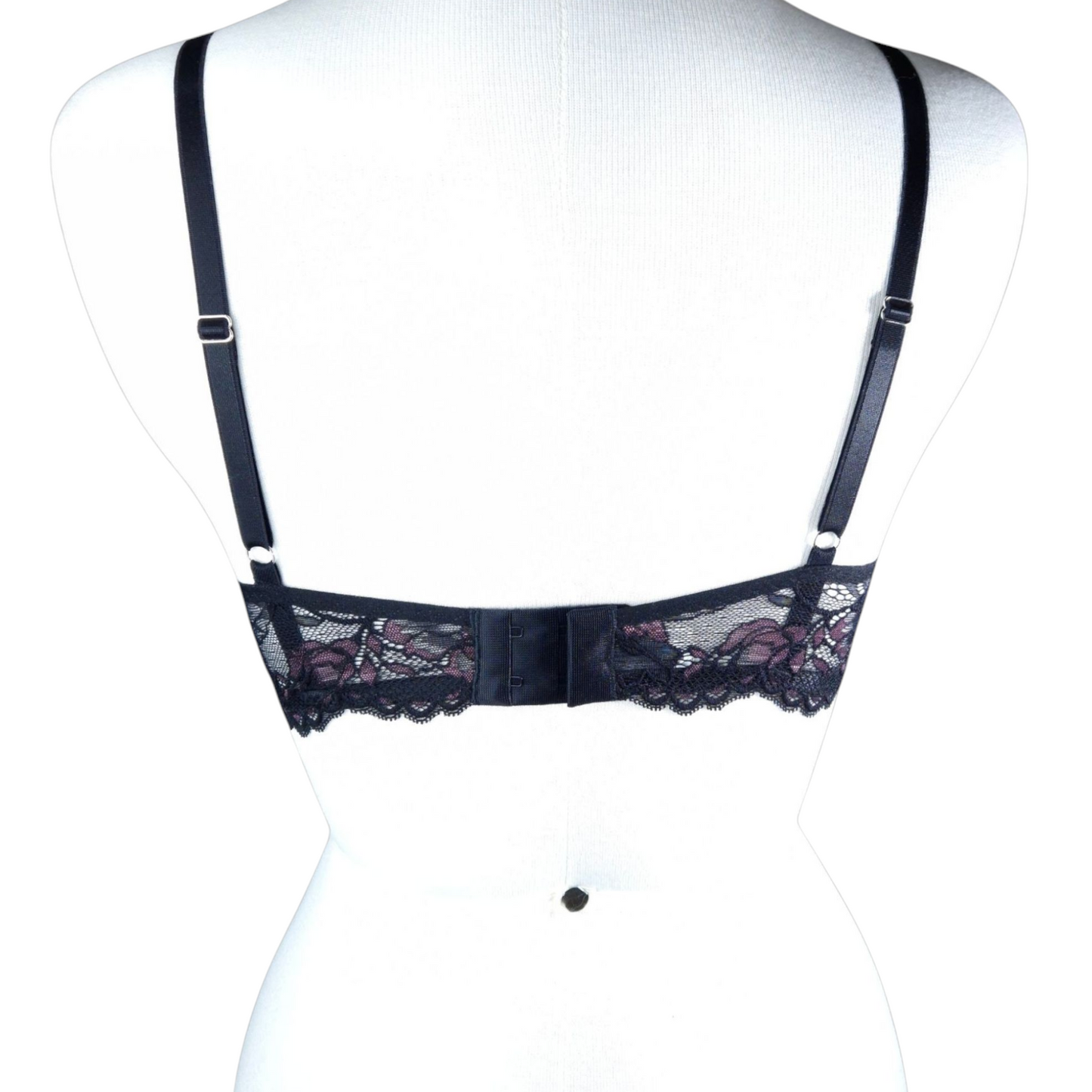 Sutiã Seduce preto com detalhes bordô em renda, com aro, sem bojo e estrutura reforçada. Forrado na parte do busto e plaquinha personalizada naughty na cor prata.