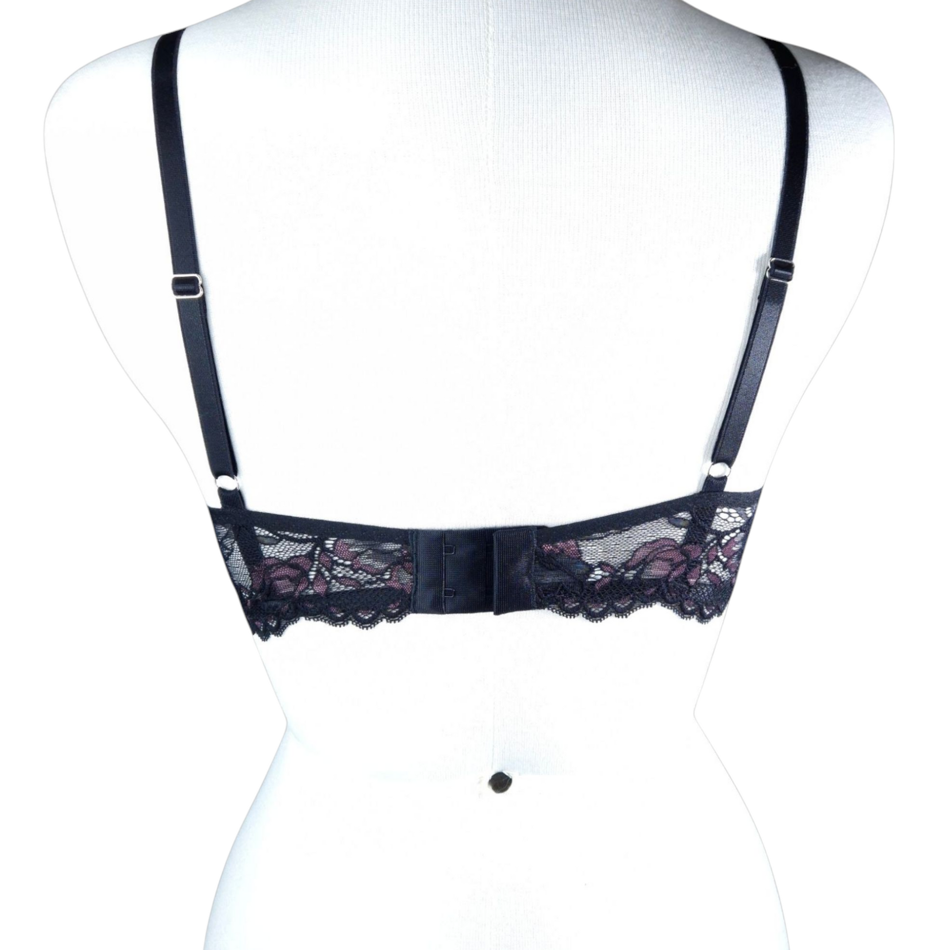 Sutiã Seduce preto com detalhes bordô em renda, com aro, sem bojo e estrutura reforçada. Forrado na parte do busto e plaquinha personalizada naughty na cor prata.